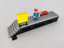 LEGO TRAIN 7740 QUAI DE GARE AVEC PANNEAU PUBLICITAIRE ET MÉCANICIEN