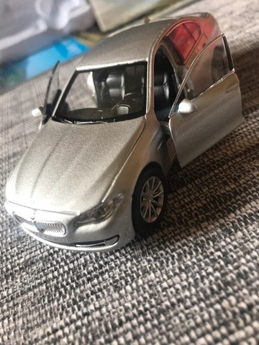Voiture bmw 535i environ - 1/43,
