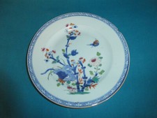 N° 308 CHINE ANCIENNE ASSIETTE EN PORCELAINE ÉMAILLÉEE POLYCHROME FLEURS