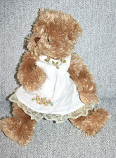 LOUISE MANSEN DOUDOU PELUCHE OURS BEIGE MARRON ROBE BLANCHE COUSSIN KOM9