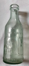 Ancienne Bouteille De Lait En Verre Vache Et Fermier En Relief