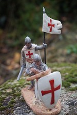 50012  FIGURINE STATUETTE MEDIEVAL MOYEN AGE CROISE BOUCLIER CHEVALIER  PROMO