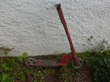 ancienne trottinette en bois
