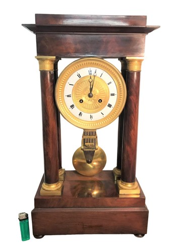 Grande pendule portique - , de
