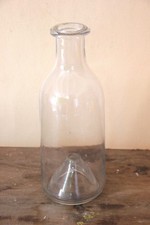 Ancienne bouteille en verre soufflé. Culot coupé à l'inrérieur