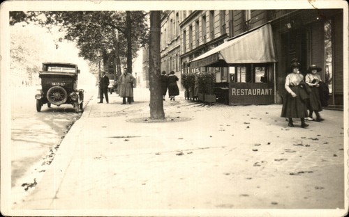 Rue animée avec - , voiture
