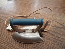  ANCIEN PETIT FER A REPASSER POUPEE JOUET WEEK-END FABRICATION P.F.B 110V 85W