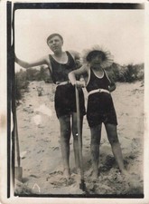 ANCIENNE PHOTOGRAPHIE DUO D'ENFANTS SUR LA PLAGE MAILLOTS VINTAGE