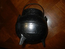 Marmite, chaudron en fonte ou fonte d’acier sur pied tripode