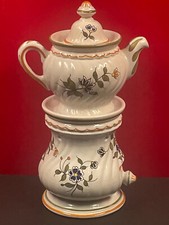 Tisanière ou théière et son support en céramique de Moustiers décor fleurs.