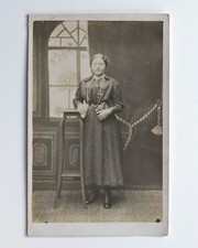 Jeune femme élégante, fond peint - Photo ancienne studio CPA