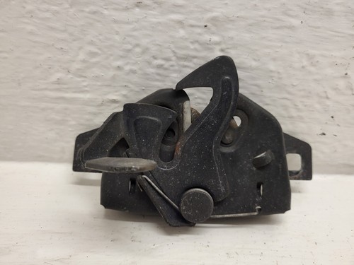 Système attache capot moteur