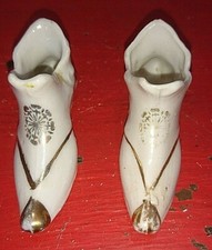 ANCIENNE BELLE FIGURINE STATUETTE PAIRE CHAUSSURE CARNAVAL ITALIE EN PORCELAINE 