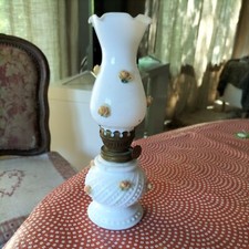 Petite lampe à pétrole vintage. Opaline et roses.