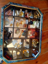 34 MINIATURES DE PARFUM DANS