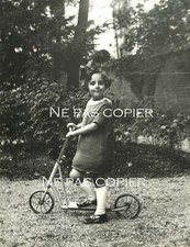JEUNE FILLE TROTTINETTE 1927 GRANDE PHOTO 22 x 28 cm