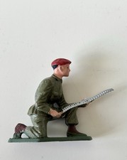 STARLUX militaire parachutiste série luxe (ref 5065) chargeant mitrailleuse