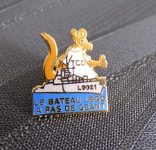 PIN'S PINS BADGE  TCD L9021 LEBATEAU LEGO A PAS DE GEANT / ALM TBE