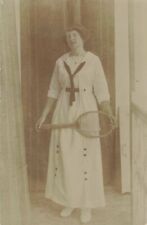 CPA PHOTOGRAPHIE CIRCA 1910 JEUNE FEMME TENNISWOMAN RAQUETTE TENNIS ANCIENNE