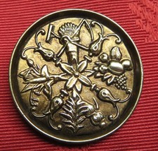 BOUTON XIXème ATTRIBUTS du JARDINIER - FLEURISTE décor embossé /LAITON  Ø: 36 mm
