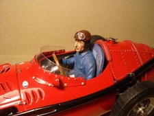 FIGURINE 1/18  FANGIO DRIVING