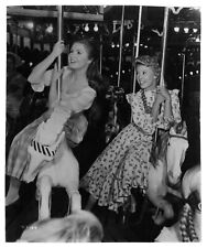 photo cinéma c.1956 - Film Carrousel - Femmes manège chevaux de bois