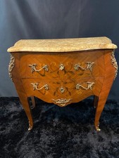 Petite commode toutes faces galbées à décor marqueté et bronze style Louis XV