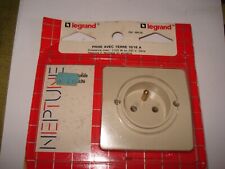 Prise 220 Volts 2 Poles +terre  Legrand Neptune 2 Beige  Réf 99926 Neuf