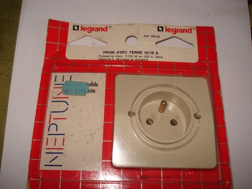Prise 220 volts poles - prise,