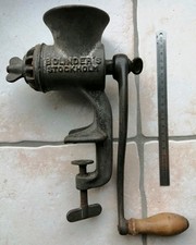 E5- Hachoir à viande manuel