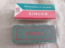 SINGER . 2 boites en carton d'accessoires et pièces pour machine à coudre