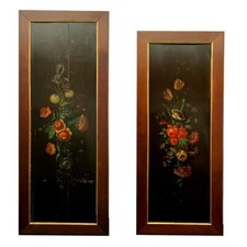 Deux panneaux de boiserie anciens, laqués à décor de fleurs