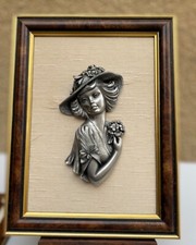 Joli cadre femme au bouquet de fleurs en étain