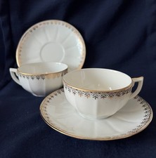 Deux élégantes et classiques tasses M&S Berry avec pate de Limoges