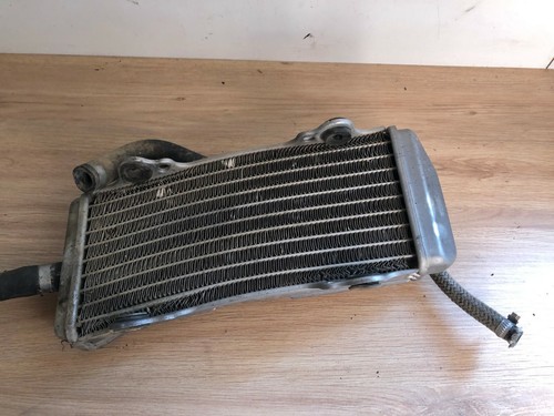 Radiateur fortement tordu - un,