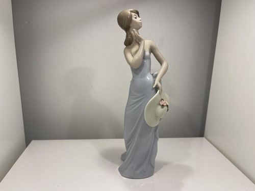 Figurine porcelaine de - en,