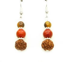 BOUCLE D'OREILLES RUDRAKSHA ŒIL DE SHIVA CORAIL ROUGE OEIL DE TIGRE AYURVÉDIQUE 