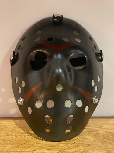 Masque plastique noir rouge - masque,