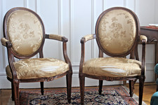 2 fauteuils cabriolet XVIIIe, époque Louis XVI, attribués à Pierre Pillot, Nîmes