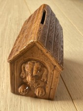 Ancienne tirelire à casser en céramique Chien dans sa niche marron