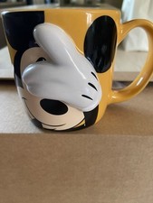 Mug relief Mickey Disney store yellow cache cache