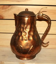 Pichet ancien en cuivre forgé