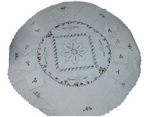 JOLIE NAPPE DE TABLE RONDE SOGA BRODEE MAINS Artisanat Madagascar Bonhommes 10