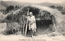 CARTE POSTALE ALGERIE / SCENES ET TYPES ARABE DEVANT SON GOURBI