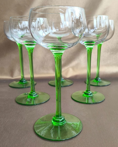 Verres hauts sur pied vert - hauts,