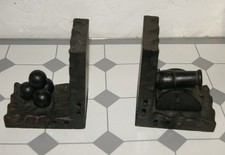 Paire de serre-livres canon et boulet bois style château années 1970