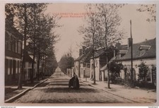 La Villeneuve au Chemin (Aube) - Route Nationale - Femme poussant un gros fagot