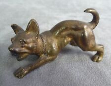 CHIEN JOUANT, petite statuette ancienne, en bronze.