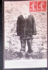 CPA  FRESNES  Etablissement pénitentiaire  Prisonnier en uniforme et cagoule