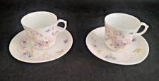 Tasses et sous tasses en porcelaine blanche décor fleurs et papillon peint main